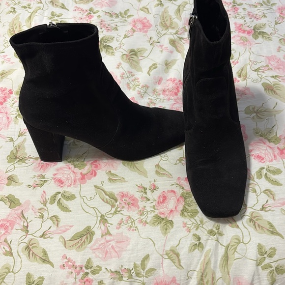 Beautiful Marc Fisher Black Ankle Boots with Suede Material and Zipper Closure - Picture 2 of 4